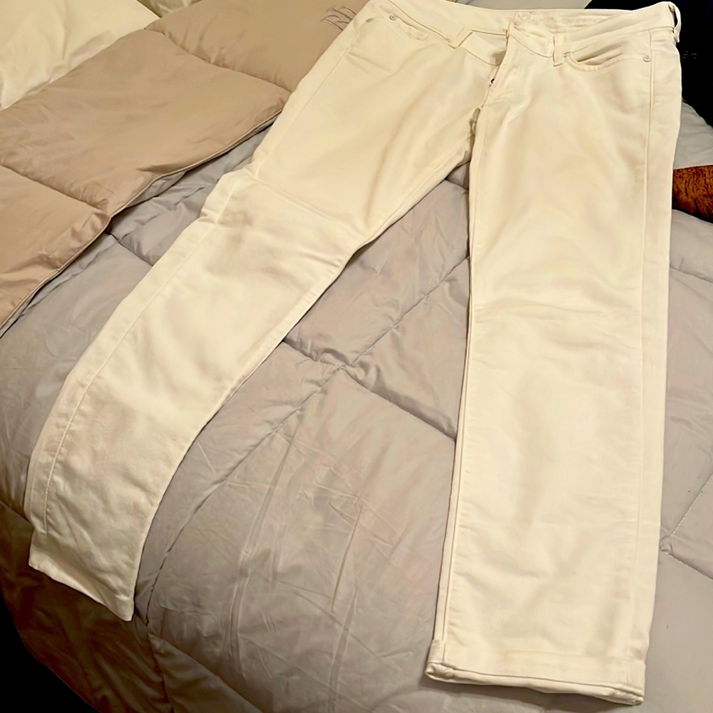 Low waist full length skinny white jeans.